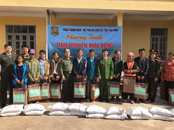 Đồng chí Đại tá Trịnh Đình Thành, Phó giám đốc Công an tỉnh thăm tặng quà cho người dân có hoàn cảnh khó khăn tại xã Si Pa Phìn, huyện Nậm Pồ, tỉnh Điện Biên.