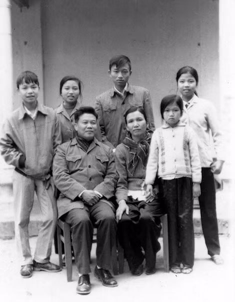 Đại tá, Anh hùng LLVTND Tô Quyền cùng vợ và các con (người đứng thứ 3 từ trái sang là Bộ trưởng Tô Lâm). Ảnh chụp năm 1975.