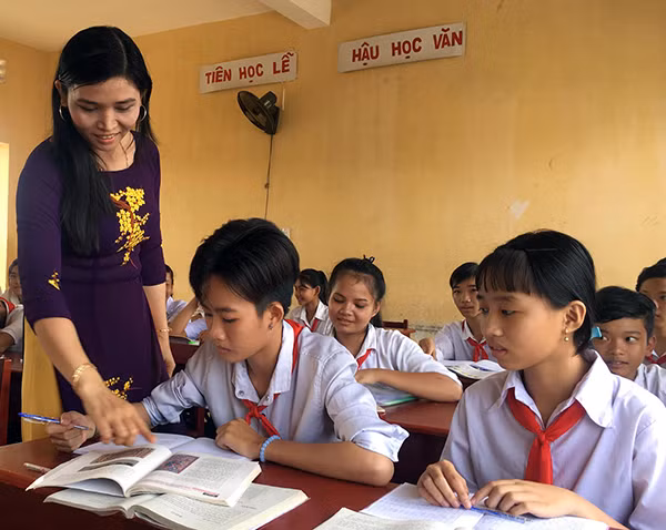 Dù còn nhiều khó khăn trăn trở nhưng các thầy cô giáo vẫn phải nỗ lực để sống với nghề và để gắn bó máu thịt với nghề.