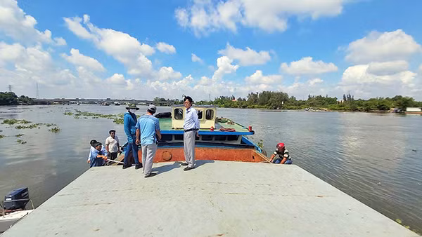 Lực lượng chức năng kiểm tra xà lan