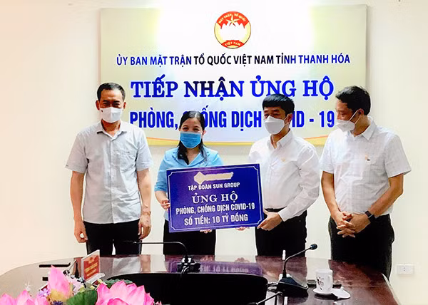Đại diện Tập đoàn Sun Group trao tặng 10 tỷ đồng ủng hộ Thanh Hóa phòng, chống dịch COVID-19.