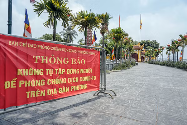 Các thông báo phòng chống dịch COVID-19 được dựng trước các cửa chùa Các thông báo phòng chống dịch COVID-19 được dựng trước các cửa chùa