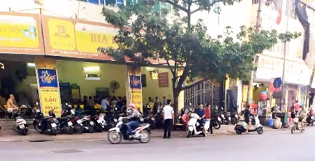 Nhiều thực khách sau khi sử dụng thức uống có cồn vẫn điều khiển xe máy một mình và không đội mũ bảo hiểm.