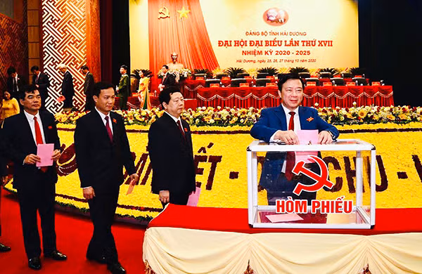 Các đại biểu bỏ phiếu bầu ban chấp hành