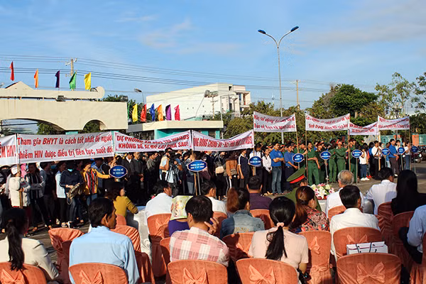 Đông đảo người dân về tham dự lễ phát động. Đông đảo người dân về tham dự lễ phát động.