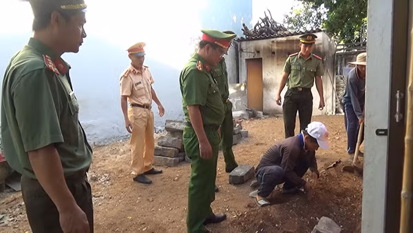 Thượng tá Mai Thành Tâm và cán bộ chiến sĩ Công an huyện Lý Sơn thăm và tìm hiểu địa điểm đặt móng xây nhà tình nghĩa cho gia đình ông Võ Thành Quang ở thôn Đông, xã An Vĩnh, huyện Lý Sơn thuộc diện hộ nghèo, gia đình khó khăn trên đảo.