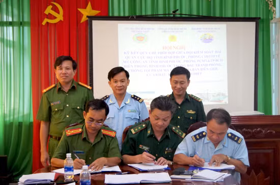 Đại diện lãnh đạo Phòng Cảnh sát điều tra tội phạm về ma túy Công an tỉnh Bình Phước ký kết liên tịch với các đơn vị Biên phòng, Hải quan trong công tác đấu tranh phòng chống tội phạm về ma túy trên tuyến biên giới. Đại diện lãnh đạo Phòng Cảnh sát điều tra tội phạm về ma túy Công an tỉnh Bình Phước ký kết liên tịch với các đơn vị Biên phòng, Hải quan trong công tác đấu tranh phòng chống tội phạm về ma túy trên tuyến biên giới.