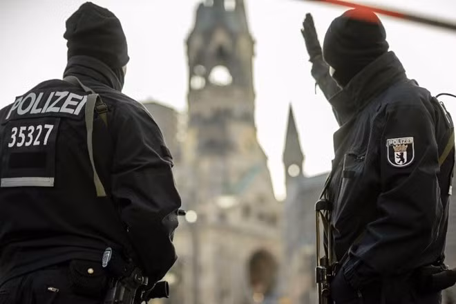 Cảnh sát Đức đứng gác tại một địa điểm công cộng ở Berlin.