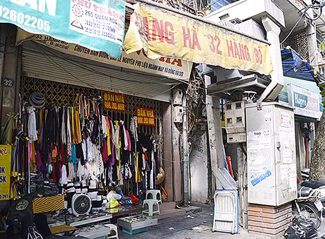 Trên các trạm biến áp có biển cấm Cấm vào. Điện cao áp nguy hiểm chết người nhưng vẫn không đe dọa được người dân sống xung quanh. Tại phố Hàng Buồm (quận Hoàn Kiếm) một cửa hàng quần áo nằm cách trạm biến áp 1 m