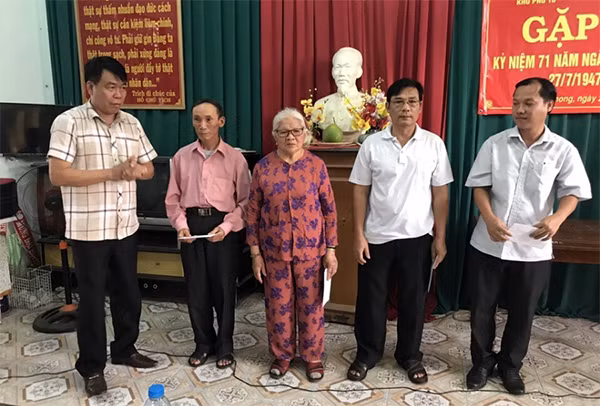 Ông Vũ Văn Trường trao quà cho các gia đình người có công trên địa bàn phường Tân Phong