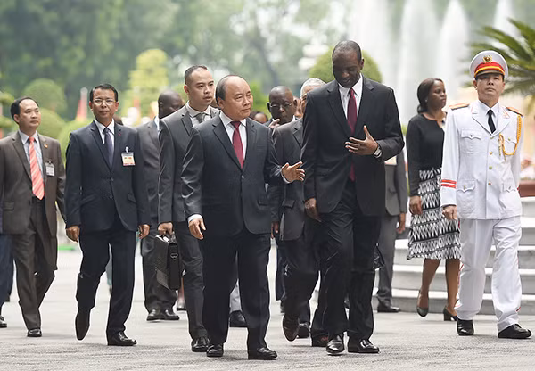 Thủ tướng Nguyễn Xuân Phúc và Thủ tướng Mozambique Carlos Agostinho do Rosario - Ảnh: VGP/Quang Hiếu