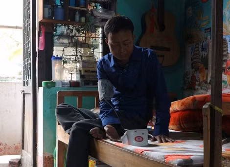 Không có người thân bên cạnh, anh Dần tự mình dùng máy kiểm tra sức khỏe.