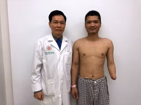 GS.TS Nguyễn Thế Hoàng cùng bệnh nhân Vương trước ca phẫu thuật.