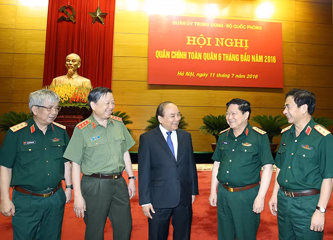Thủ tướng Nguyễn Xuân Phúc trao đổi với các đại biểu. Ảnh: TTXVN