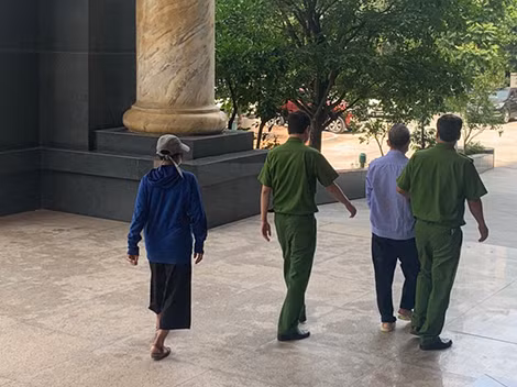 Bà Tươi tất tả theo chồng ra tận xe