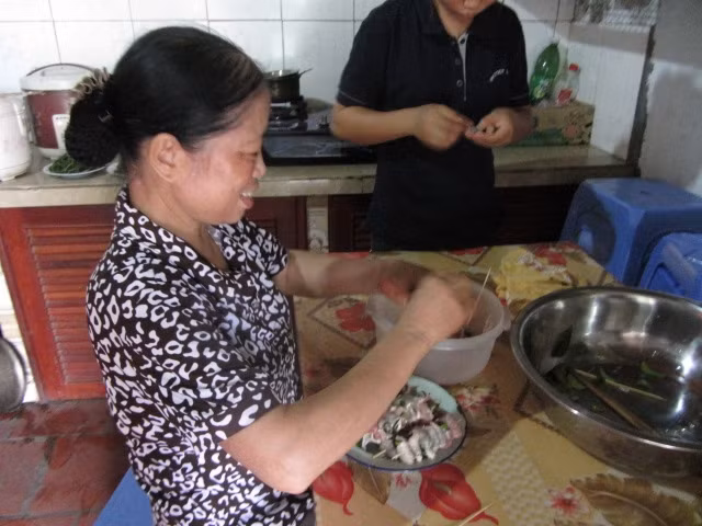 Mẹ Với đang chuẩn bị bữa ăn cho các bé.