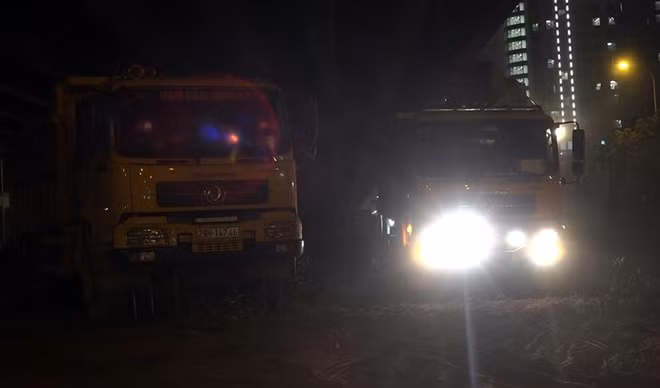 Trước áp lực giao thông lên tuyến đường Phạm Hùng trong thời gian qua ngày một lớn, cũng như sắp đến Tết Nguyên đán, hàng chục công nhân thuộc Công ty đường bộ 1 Hà Tây được huy động để thi công.