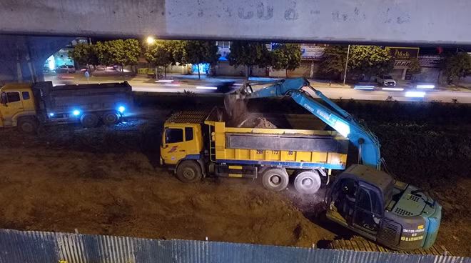 Tuyến đường vành đai 3 dưới thấp từ nút giao Mai Dịch, Phạm Hùng đến nút giao Cầu Dậu (Hà Nội) dài khoảng 9 km được đưa vào khai thác khoảng 10 năm nay. Đây là tuyến cửa ngõ huyết mạch phía Tây Nam thủ đô. Hiện mỗi bên đường có ba làn xe, dải phân cách là thảm cỏ rộng gần chục mét.