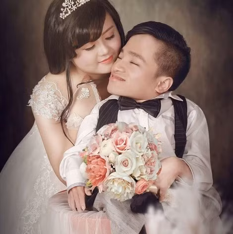 Một nhà hảo tâm đã tài trợ cho đôi bạn trẻ bộ ảnh cưới ý nghĩa.