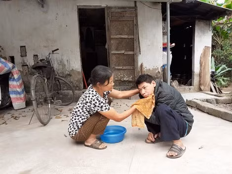 Do các con của ông Phúc – bà Mỳ vừa mắc bệnh thiểu năng trí tuệ vừa mắc bệnh ung thư nên từ vệ sinh cá nhân...đều do người thân giúp đỡ.