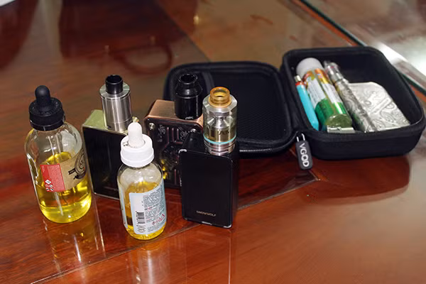 Tinh dầu chiết xuất từ shisha có mức gây nghiện rất cao, được Công an thu giữ trong quán bar. Tinh dầu chiết xuất từ shisha có mức gây nghiện rất cao, được Công an thu giữ trong quán bar.