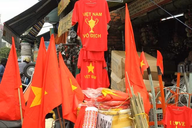 Cờ đỏ sao vàng được treo khắp các con phố tại TP Hồ Chí Minh.