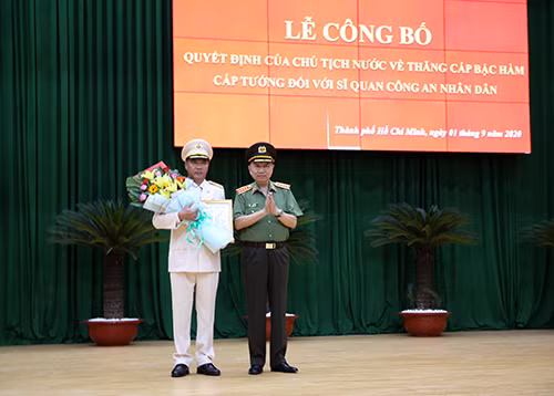 Bộ trưởng Tô Lâm thừa ủy quyền của Chủ tịch Nước trao quyết định cho đồng chí Cao Đăng Hưng. Bộ trưởng Tô Lâm thừa ủy quyền của Chủ tịch Nước trao quyết định cho đồng chí Cao Đăng Hưng.