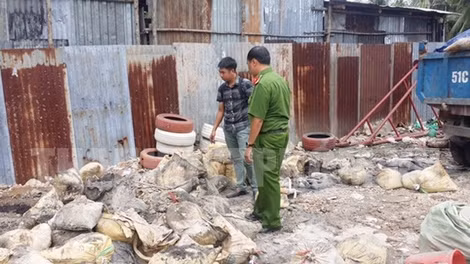 Lực lượng chức năng bắt quả tang một doanh nghiệp đổ chất thải nguy hại ra môi trường.