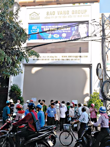 Hàng trăm người dân đến trụ sở Công ty Sao Vàng đòi nợ.