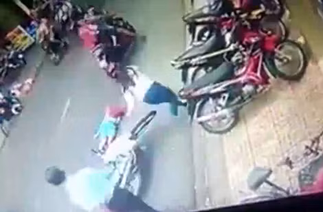 Bé trai bị thương nặng.