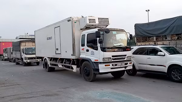 Phương tiện bị ùn ứ kéo dài trên đường.