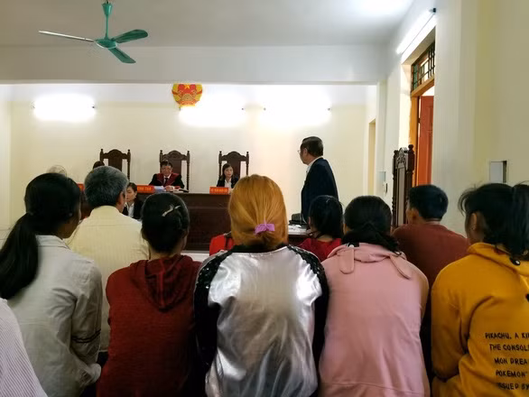 5 nữ sinh đánh bạn có mặt tại tòa.