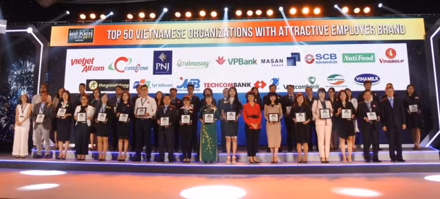 SCB vinh dự nằm trong “Top 5 Ngân hàng Việt có môi trường làm việc tốt nhất”.