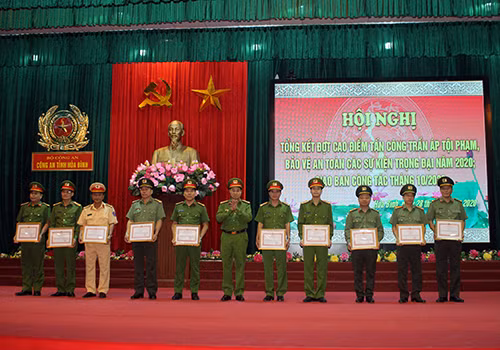 Đại tá Trịnh Văn Cường, Phó Giám đốc Công an tỉnh tặng Giấy khen của Giám đốc Công an tỉnh cho các tập thể