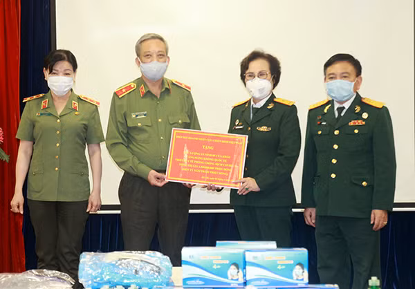 Thiếu tướng Nguyễn Khắc Thủy tiếp nhận ủng hộ từ Hiệp hội Doanh nhân CCB Việt Nam