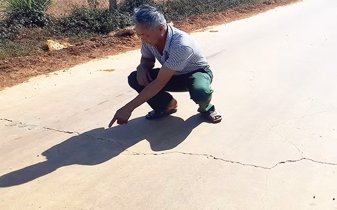 Đường giao thông nông thôn mới làm xong đã xuống cấp .