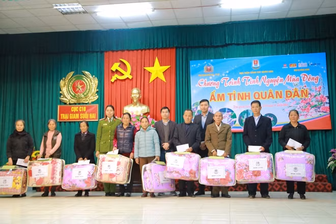 Tặng quà, thăm hỏi các gia đình chính sách và các đồng chí nguyên là cán bộ, giảng viên Học viện tại xã Sơn Đà và Cẩm Lĩnh, huyện Ba Vì