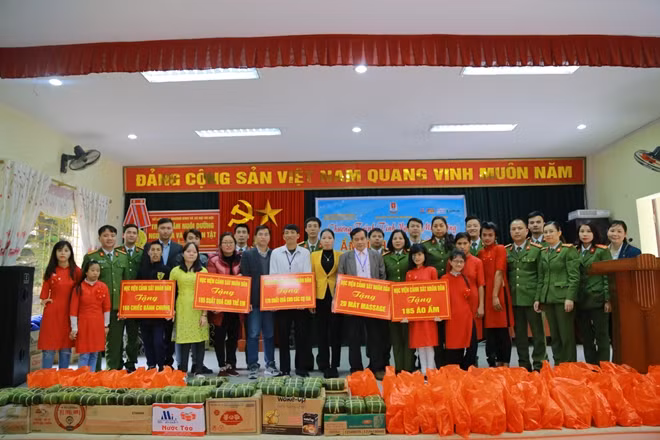 Đoàn thiện nguyện trao tặng nhiều phần quà ý nghĩa và chụp ảnh lưu niệm tại Trung tâm nuôi dưỡng người già và trẻ em khuyết tật huyện Ba Vì.