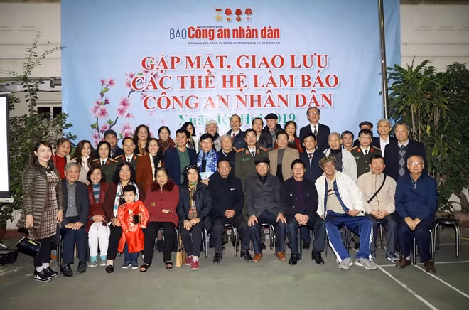 Thiếu tướng Phạm Văn Miên, Tổng biên tập Báo CAND và lãnh đạo Ban biên tập cùng các đại biểu tại buổi gặp mặt