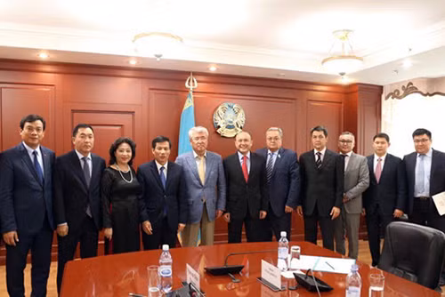 Các thành viên trong đoàn chụp ảnh cùng Bộ trưởng Arystanbek Mukhamediuly