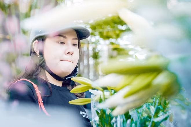 Cứ nhìn thấy hoa loa kèn là người Hà thành lại biết mưa xuân sắp tắt, nhường chỗ cho nắng vàng mùa hạ. Vì vậy ngoài những cái tên như loa kèn, kèn tây, bách hợp... nhiều người còn gọi loài hoa này bằng cái tên giản dị là hoa báo hè.