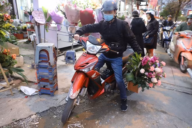 Những đóa hoa tươi thắm được lựa chọn mua tặng chị em.
