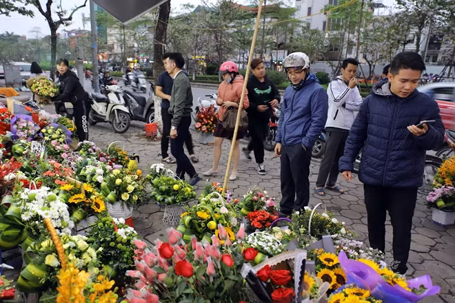 Đến hẹn lại lên, cứ ngày 8-3 là cánh mày râu lại tranh thủ thể hiện tình cảm với phái yếu bằng những món quà nho nhỏ. Trong đó, hoa tươi luôn là lựa chọn hàng đầu của phái mạnh.