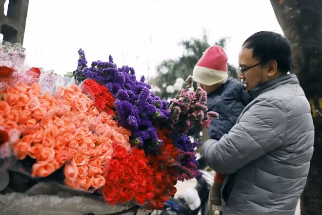 Cùng con đi lựa hoa đẹp nhất tặng mẹ.