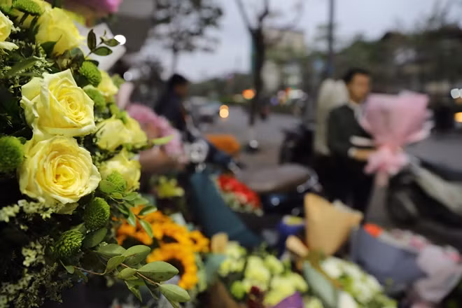 Chiều 7-3, dù còn một ngày nữa mới tới ngày Quốc tế phụ nữ nhưng phố phường Hà Nội xuất hiện thêm nhiều điểm bán hoa trên vỉa hè. Trên các con đường Hồ Tùng Mậu, Xuân Thủy, Cầu Giấy, Liễu Giai, Kim Mã... hoa gói sẵn được bày bán nhiều.
