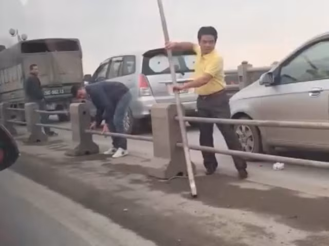 Một số tài xế ô tô tháo barie trên cầu Thanh Trì.