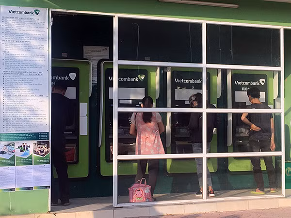 Các ngân hàng tăng lượng tiền cũng như số lần tiếp quỹ cho ATM dịp Tết. Các ngân hàng tăng lượng tiền cũng như số lần tiếp quỹ cho ATM dịp Tết.