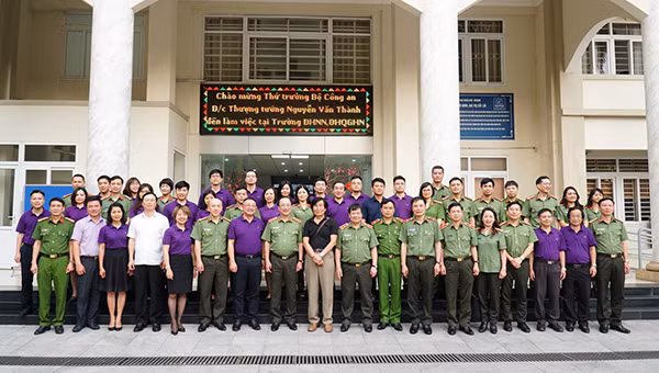 Thứ trưởng Nguyễn Văn Thành với các đại biểu chụp ảnh lưu niệm tại buổi thăm, làm việc với Trường ĐH Ngoại ngữ-ĐHQG Hà Nội