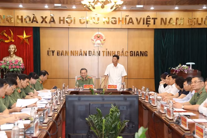 Đồng chí Bùi Văn Hải, Bí thư Tỉnh ủy tỉnh Bắc Giang phát biểu tại buổi làm việc.