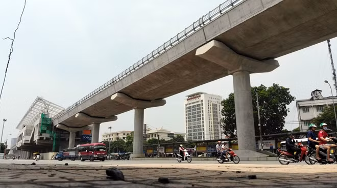 Trong hình là nhà ga đang được thi công nằm trên đường Cầu Diễn, đối diện Đại học Công nghiệp Hà Nội.